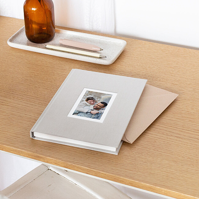Carnet tissu avec photo posé sur un bureau Carnet tissu avec photo posé sur un bureau