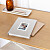 Carnet tissu avec photo posé sur un bureau Carnet tissu avec photo posé sur un bureau