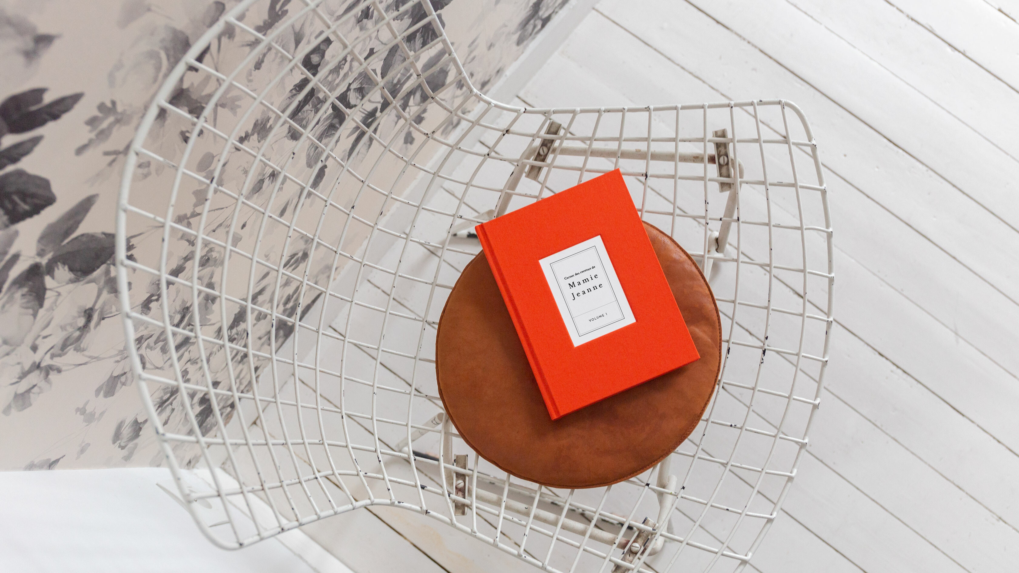 Carnet tissu rouge sur une chaise Carnet tissu rouge sur une chaise