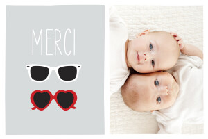 Carte de remerciement Merci jumeaux lunettes gris & rouge Carte de remerciement Merci jumeaux lunettes gris & rouge