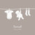 Faire-part de naissance Linge peluche (triptyque) taupe - Page 1 Faire-part de naissance Linge peluche (triptyque) taupe - Page 1